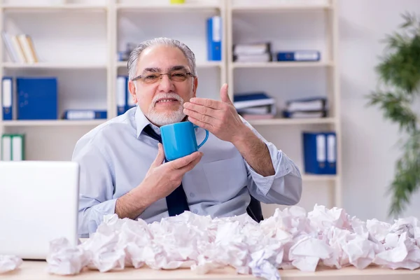 Altunternehmer lehnt neue Ideen mit vielen Papieren ab — Stockfoto