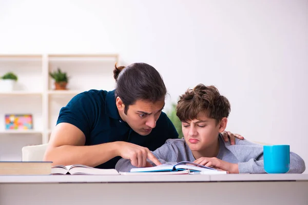 Padre e figlio nel concetto di preparazione agli esami — Foto Stock