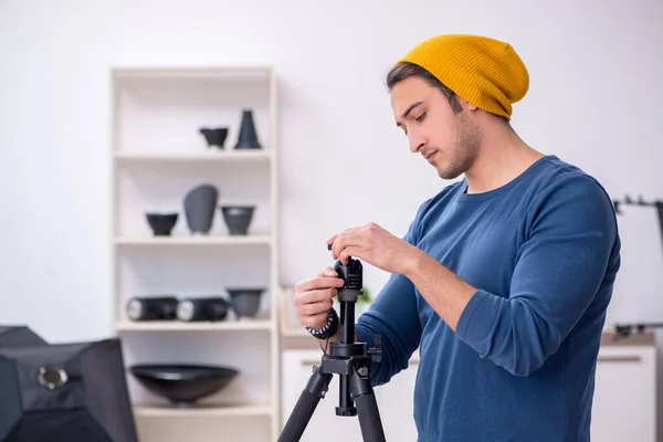 Mladý muž fotograf pracující ve studiu — Stock fotografie