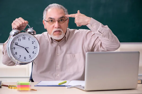 Viejo profesor en el aula — Foto de Stock