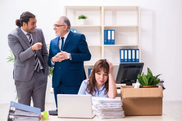 Deux employés masculins et une employée travaillant au bureau — Photo