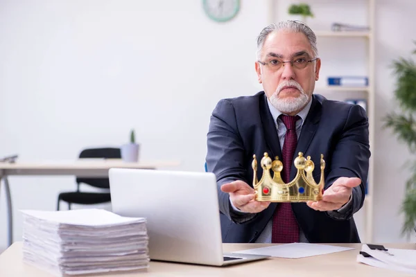 Gamle kung affärsman anställd på arbetsplatsen — Stockfoto