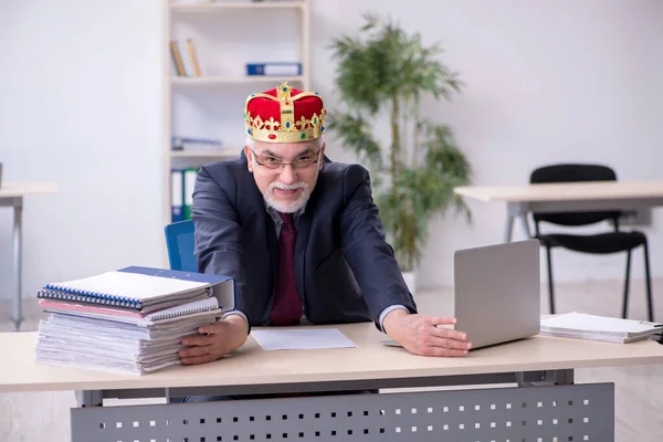 Régi király üzletember alkalmazott a munkahelyen — Stock Fotó
