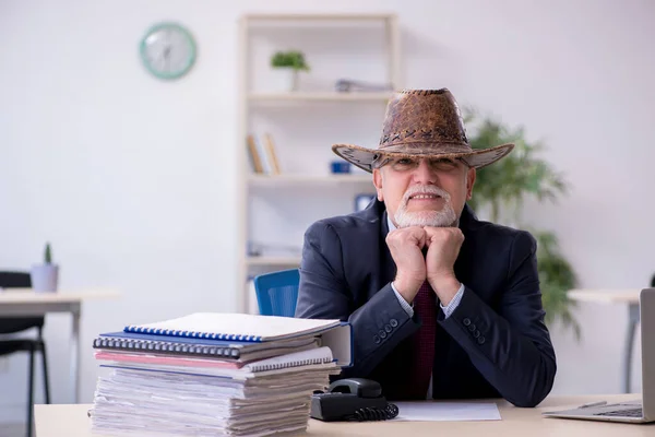 Ofiste kovboy şapkalı komik bir patron var. — Stok fotoğraf