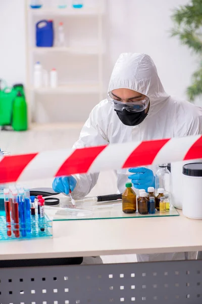 Joven químico masculino trabajando en el laboratorio de medicina —  Fotos de Stock