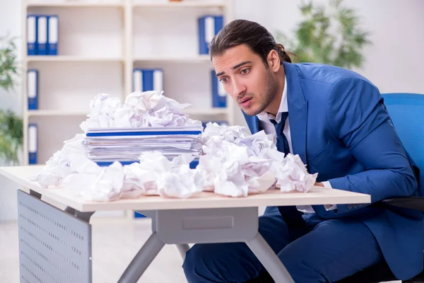 Geschäftsmann lehnt neue Ideen mit vielen Papieren ab — Stockfoto