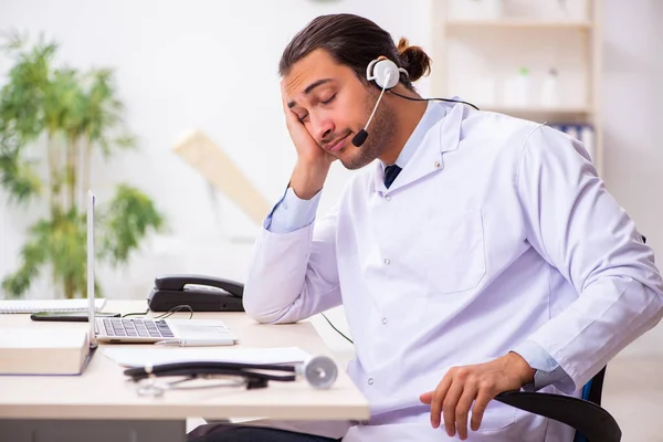 Ung läkare lyssnar på patienten under telemedicin session — Stockfoto