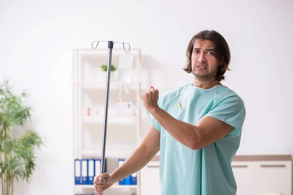 Joven loco en el hospital —  Fotos de Stock