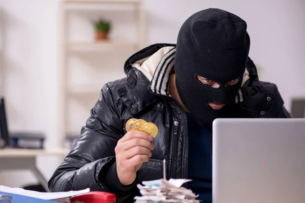 Jeune homme cambrioleur dans le bureau — Photo