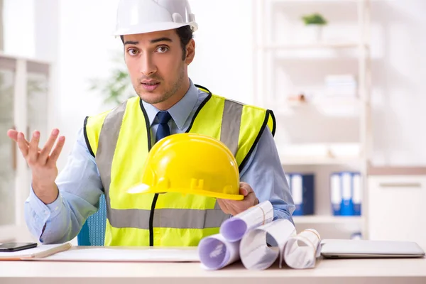 Junger männlicher Architekt arbeitet im Büro — Stockfoto