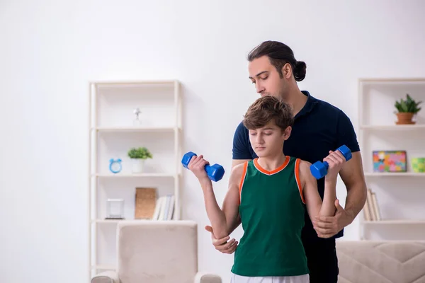 Padre e figlio che fanno esercizi sportivi al chiuso — Foto Stock