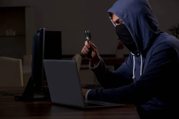 Homem hacker hacker firewall de segurança tarde no escritório — Fotografia de Stock