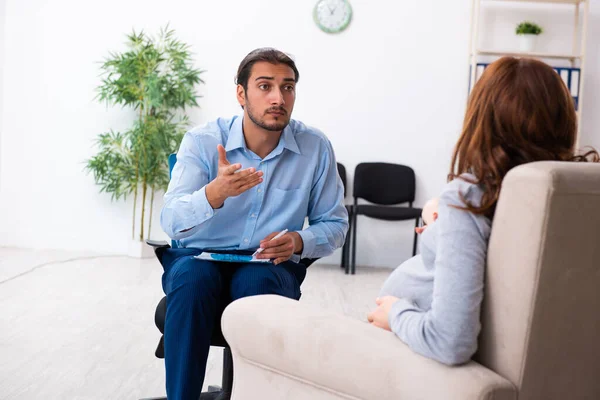 Mujer embarazada visitando joven psicólogo masculino — Foto de Stock