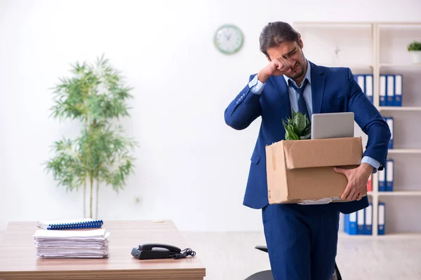 Jeune homme renvoyé de son travail — Photo