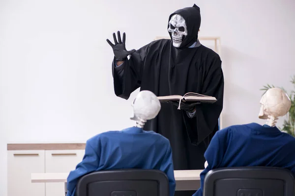 Engraçado reunião de negócios com o diabo e esqueletos — Fotografia de Stock