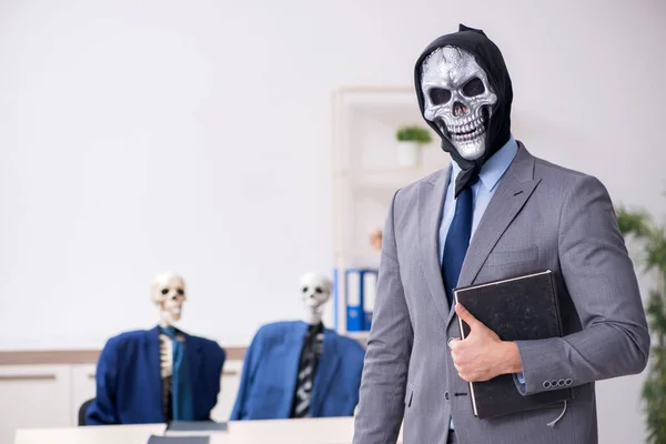 Grappige zakelijke ontmoeting met duivel en skeletten — Stockfoto