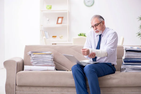 Åldrad affärsman anställd som arbetar hemifrån — Stockfoto