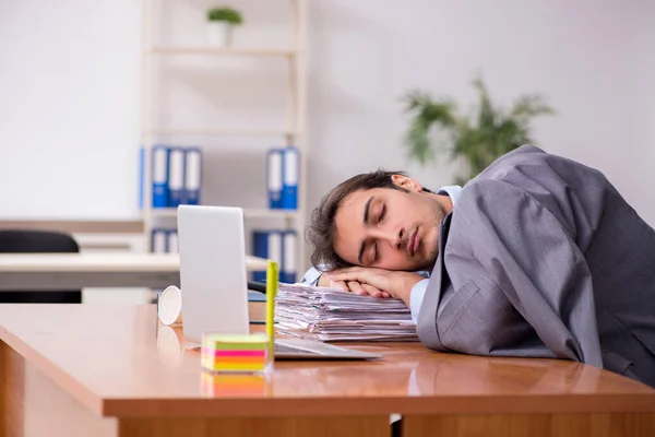 Giovane dipendente maschio che dorme in ufficio — Foto Stock