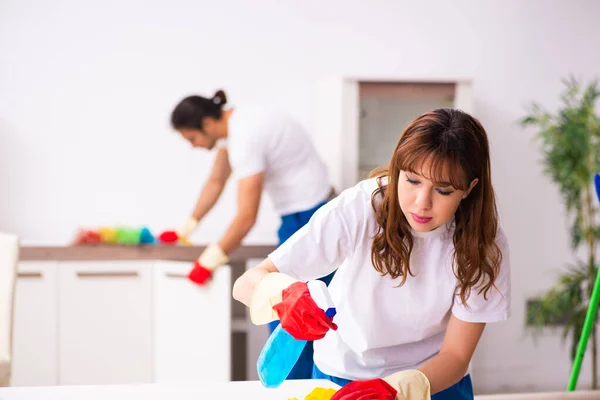 Pareja joven haciendo tareas domésticas en casa — Foto de Stock