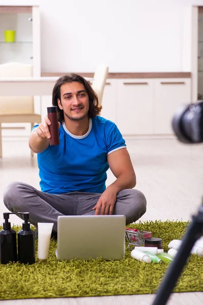 Fiatal férfi értékesítési tanácsadó videofelvétel blogja — Stock Fotó