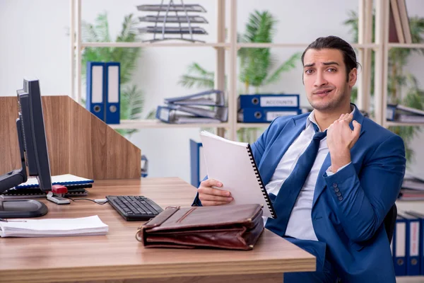 Junger männlicher Angestellter am Arbeitsplatz — Stockfoto