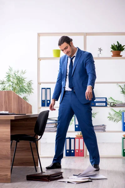 Young male employee businessman at workplace — Stock Photo, Image