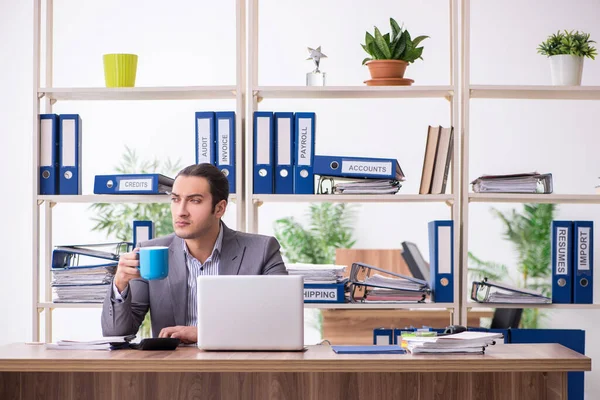 Jonge mannelijke werknemer zakenman op het werk — Stockfoto