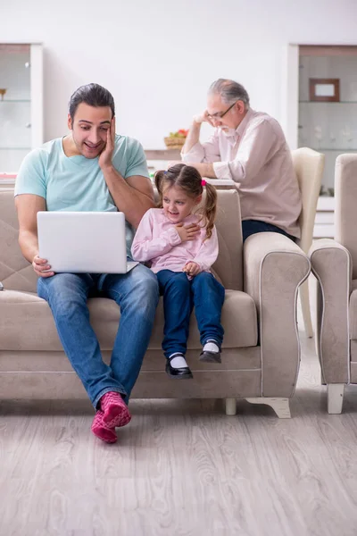 Tres generaciones de familia en concepto de desarrollo temprano — Foto de Stock