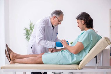 Genç erkek hasta, deneyimli doktoru ziyaret ediyor.