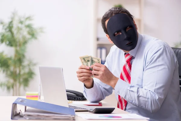 Empleado masculino con máscara en concepto de hipocresía —  Fotos de Stock