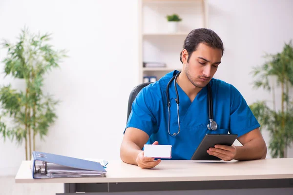 Jeune médecin masculin dans le concept de télémédecine — Photo