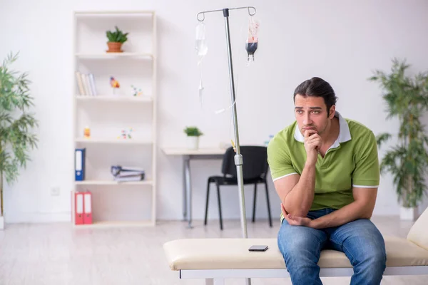 Giovane uomo in attesa di medico in clinica — Foto Stock