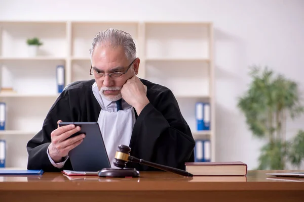 Viejo juez trabajando en el juzgado — Foto de Stock