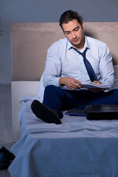 Empresário cansado trabalhando horas extras em casa à noite — Fotografia de Stock