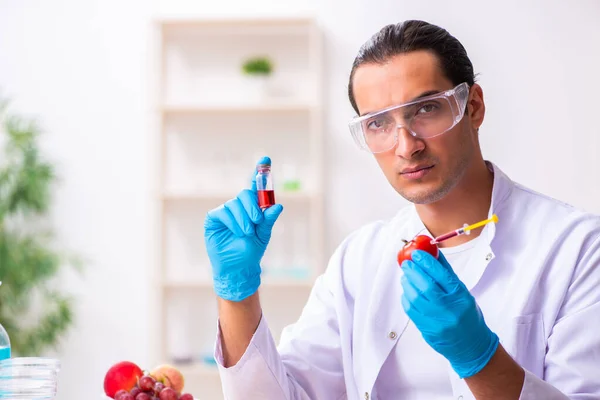 Joven experto en nutrición masculina probando productos alimenticios en laboratorio —  Fotos de Stock