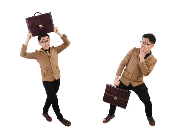 Mladý muž s hnědým kufříkem izolovaným na bílém — Stock fotografie