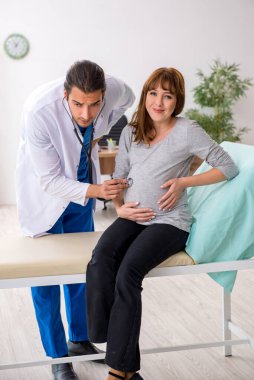 Genç bir kadın, genç bir erkek jinekolog.
