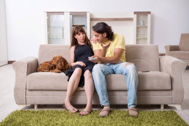 Cocker spaniel köpekli genç çift