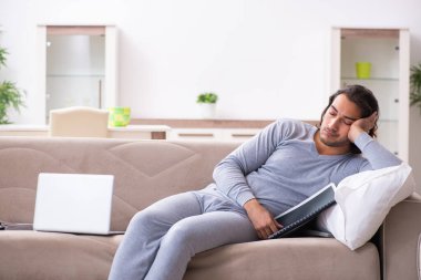 Evden çalışan genç bir işçi.