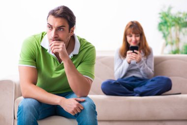 Gadget bağımlılığı konseptinde genç bir çift