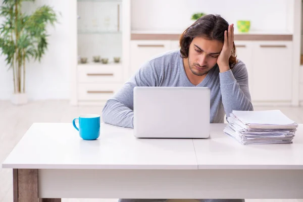 Ung manlig anställd frilansare som arbetar hemifrån — Stockfoto