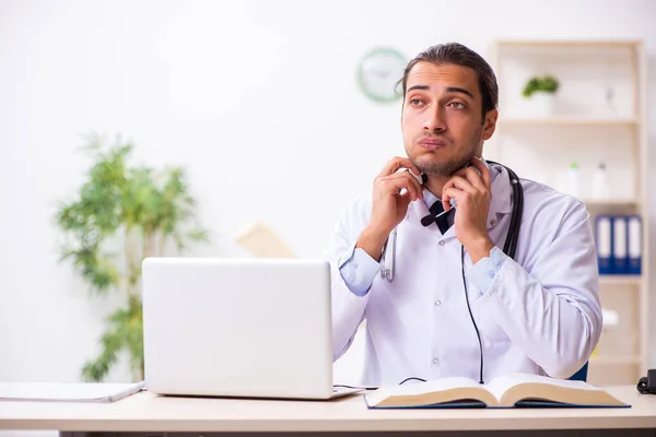 Ung läkare lyssnar på patienten under telemedicin session — Stockfoto