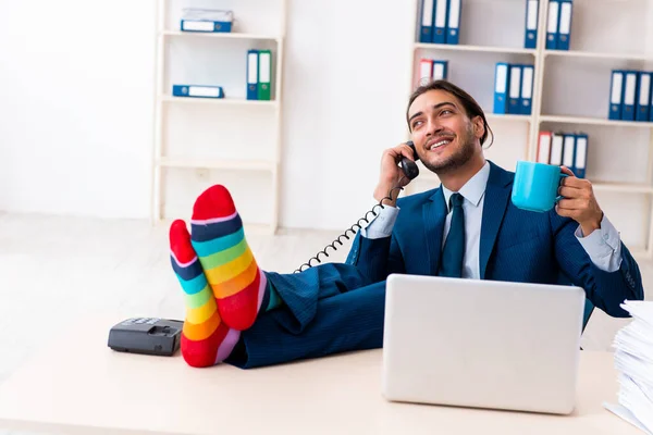 Pengusaha laki-laki muda yang bekerja di kantor — Stok Foto