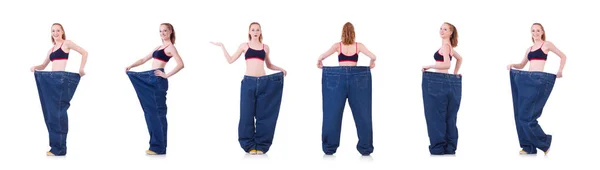 Женщина с большими джинсами в концепции диеты — стоковое фото