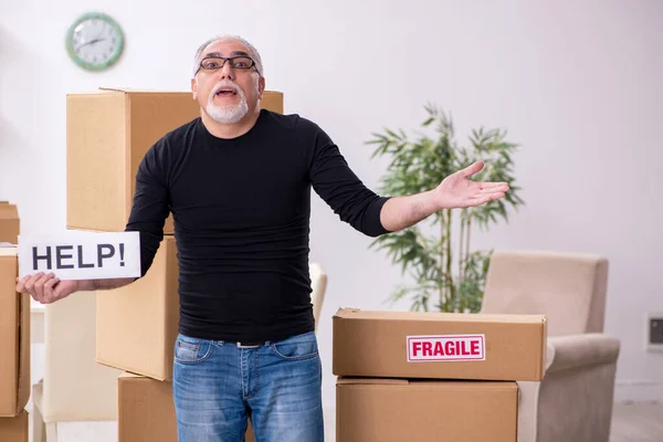 Viejo macho profesional mover haciendo casa reubicación — Foto de Stock