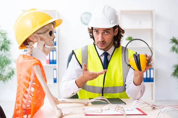 Engraçado reunião de negócios de construção com chefe e esqueletos — Fotografia de Stock