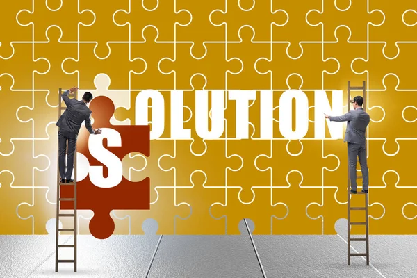 Concept de solution avec homme d'affaires résolution puzzle — Photo