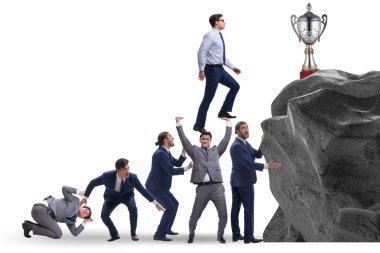 Kariyer gelişimi konsepti iş adamlarının merdivenlere tırmanması