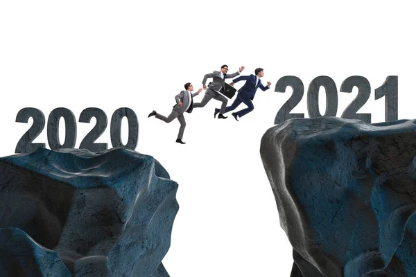 Бізнесмен стрибає з 2020 по 2021 рік — стокове фото