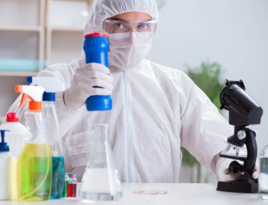 Kimyager banyo malzemelerinin kalitesini kontrol ediyor.